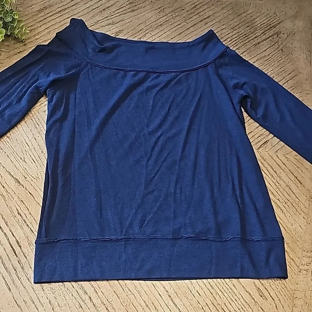 Navy quarter sleeve top size M